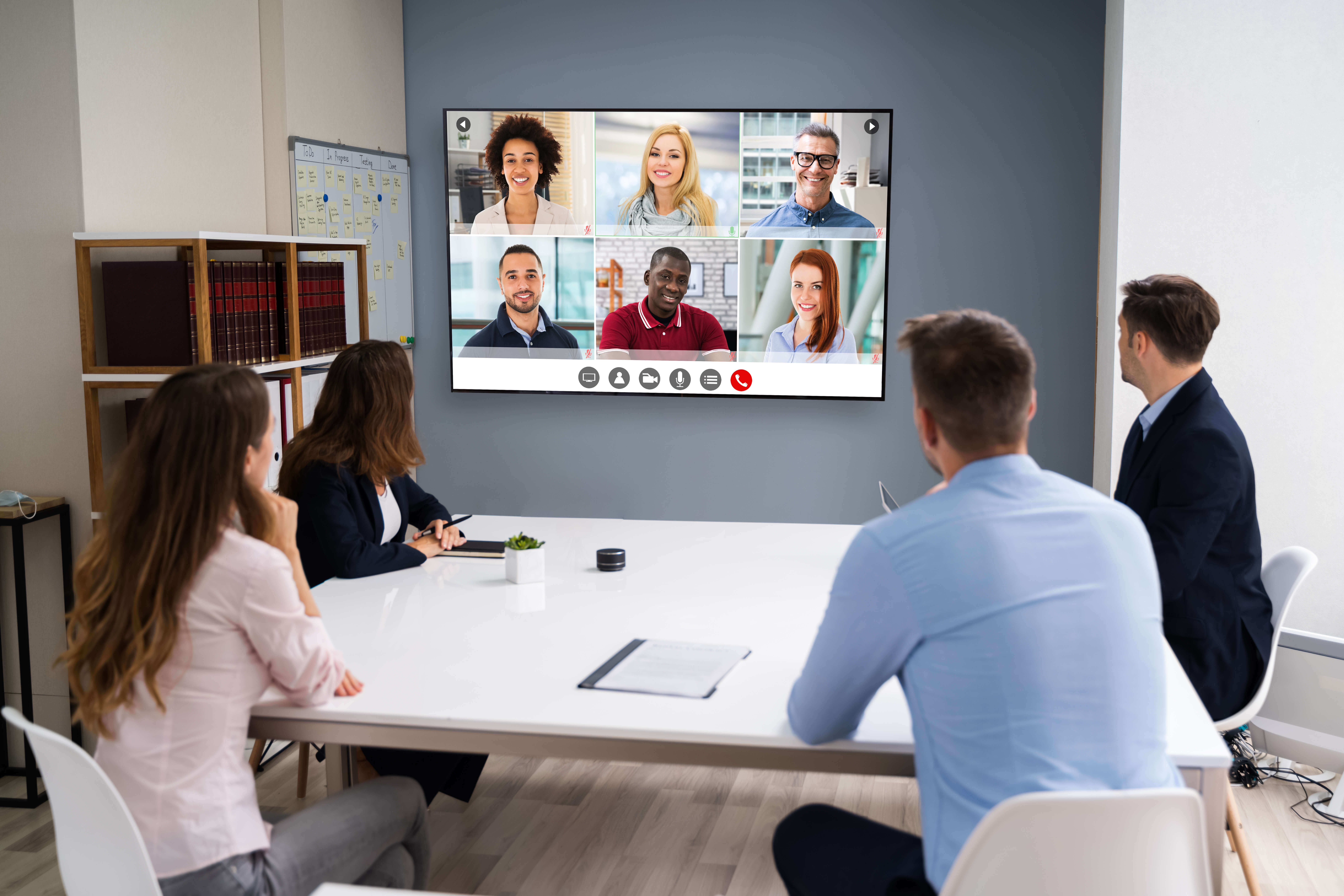 5 Benefits and Challenges of Combining Live and Virtual Experiences for a Hybrid Meeting Model